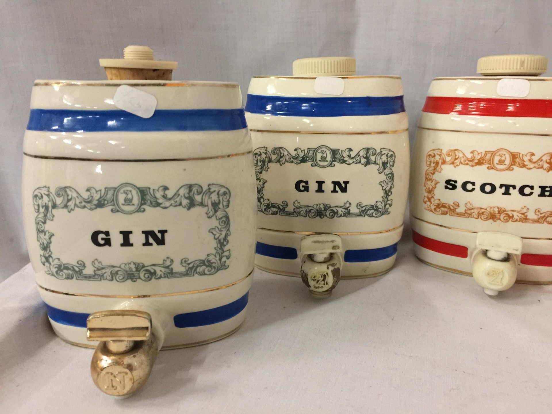 FIVE WADE CERAMIC BARRELS TO INCLUDE GIN, RUM, SCOTCH AND COGNAC 12CM HIGH - Image 2 of 6