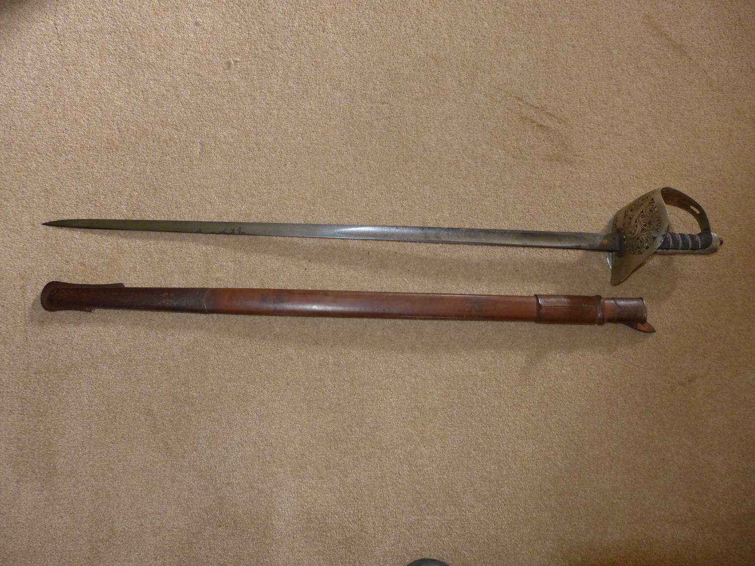 A GEORGE V 1895/1897 PATTERN INFANTRY OFFICERS SWORD, 83CM BLADE DATED 1916 WITH LEATHER SCABBARD