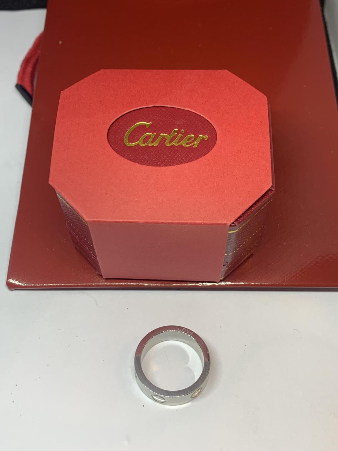 A FASHION 'LOVE' RING SIZE P WITH A PRESENTATION BOX AND BAG - Image 2 of 4