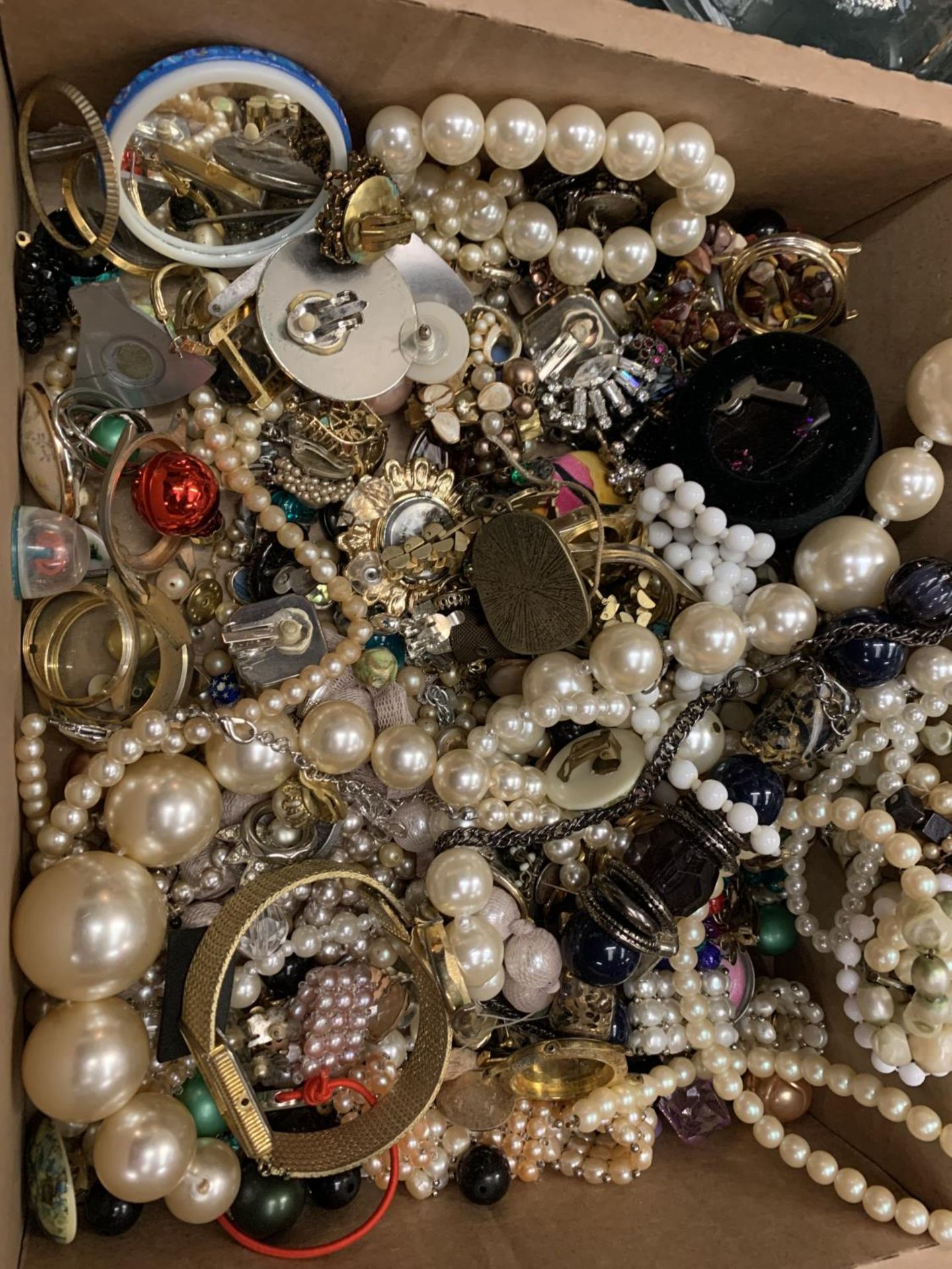 A BOX OF COSTUME JEWELLERY TO INCLUDE BANGLES, WATCHES, EARRINGS, BEADS, ETC - Image 2 of 2