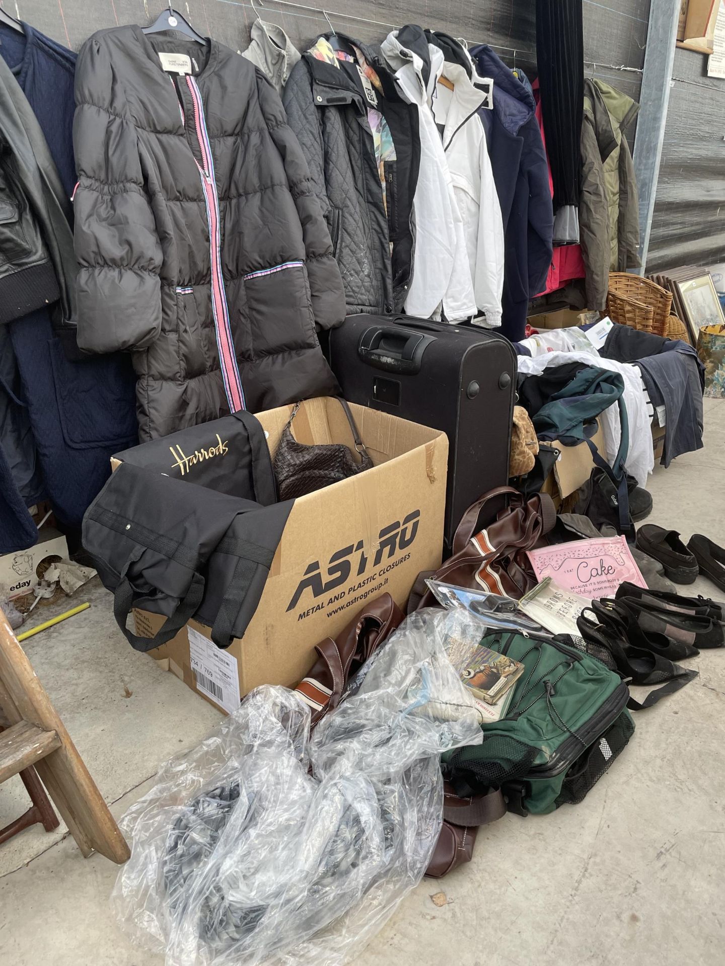 A LARGE ASSORTMENT OF CLOTHES, BAGS AND SHOES - Image 2 of 16