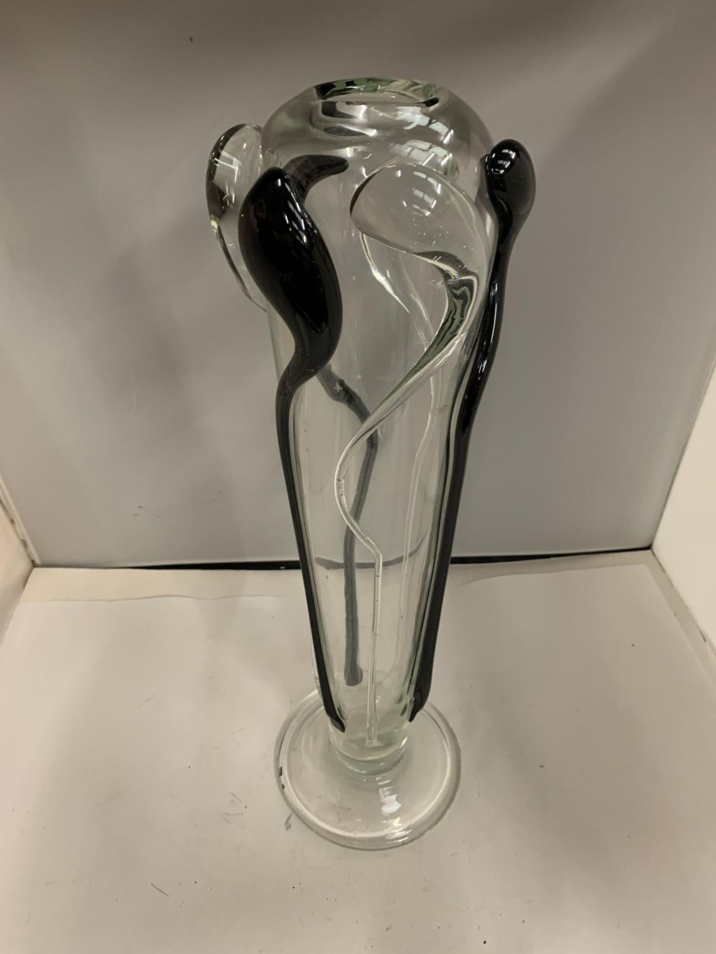 A HEAVY ART GLASS VASE HEIGHT 19 INCHES/45CM - Image 2 of 3