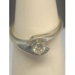 AN 18 CARAT GOLD RING ON A TWIST DESIGN WITH A SOLITAIRE DIAMOND GROSS WEIGHT 3.7 GRAMS