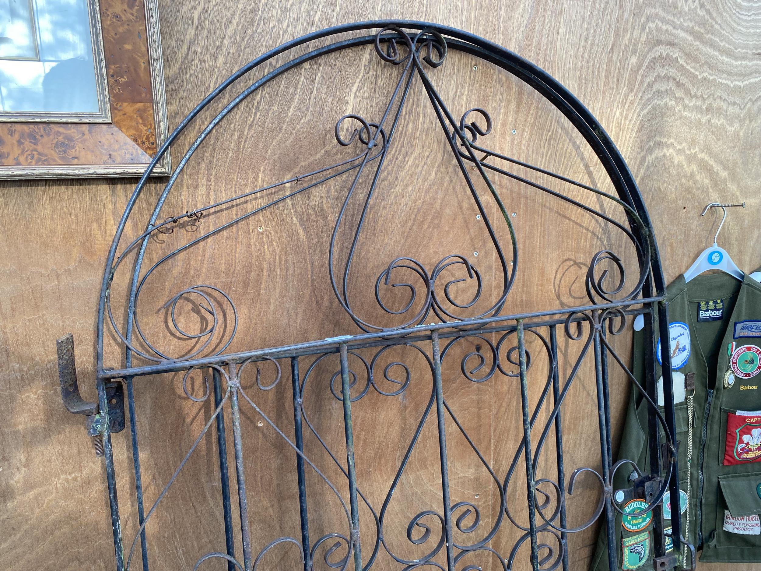 A PAIR OF TALL WROUGHT IRON GARDEN GATES WITH CURVED TOPS (H:190CM W:93CM) - Image 2 of 3