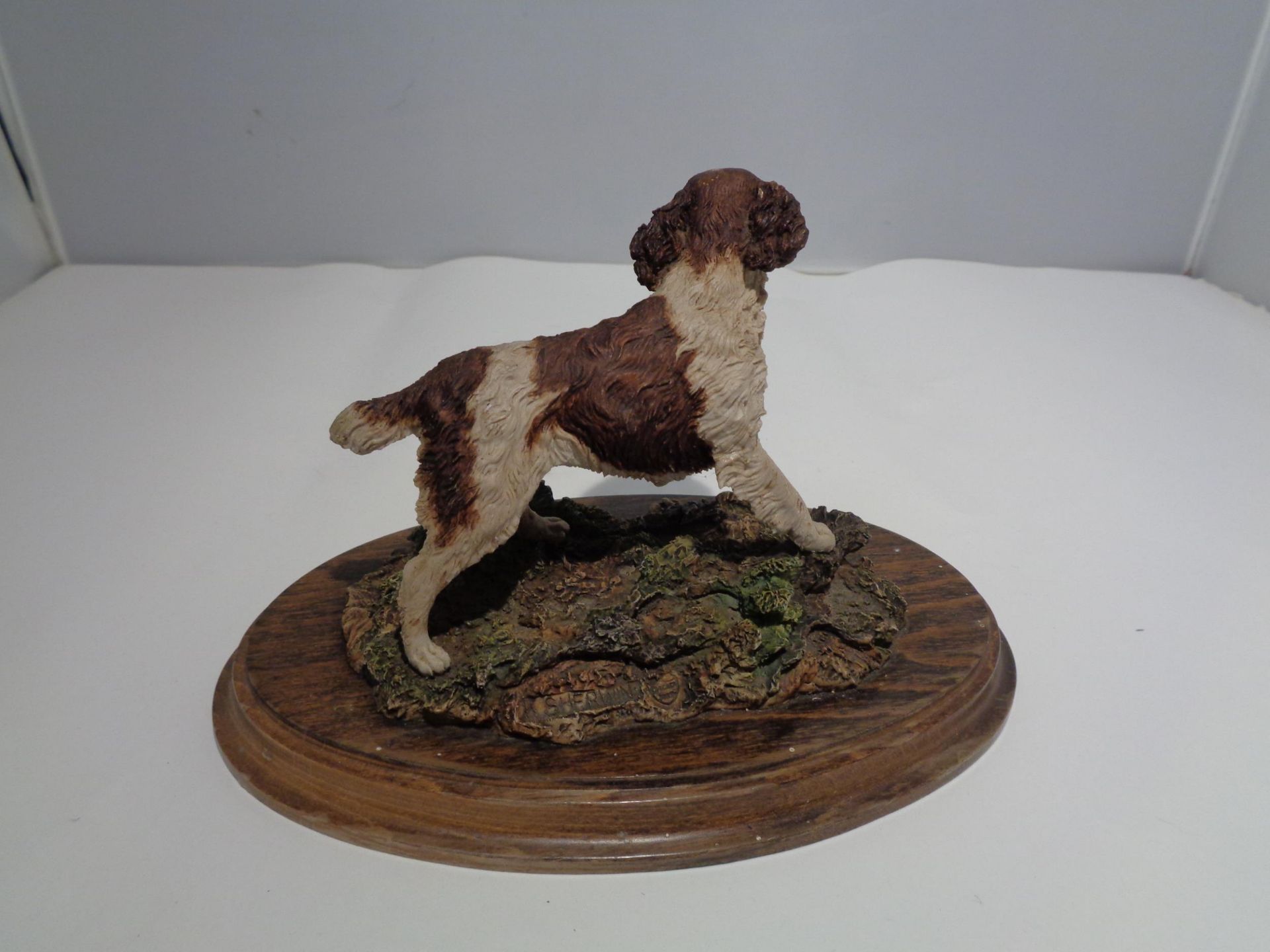 A COUNTRY ARTISTS SPANIEL FIGURE ON A WOODEN BASE - Image 3 of 4
