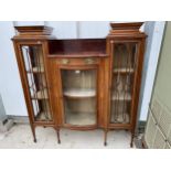AN EDWARDIAN MAHOGANY AND INLAID BOWFRONTED DISPLAY CABINET ON TAPERED LEGS, WITH SPADE FEET
