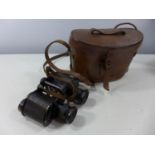 A PAIR OF WWI ROSS LONDON NO.3 MARK I BINOCULARS DATED 1915 AND LEATHER CASE