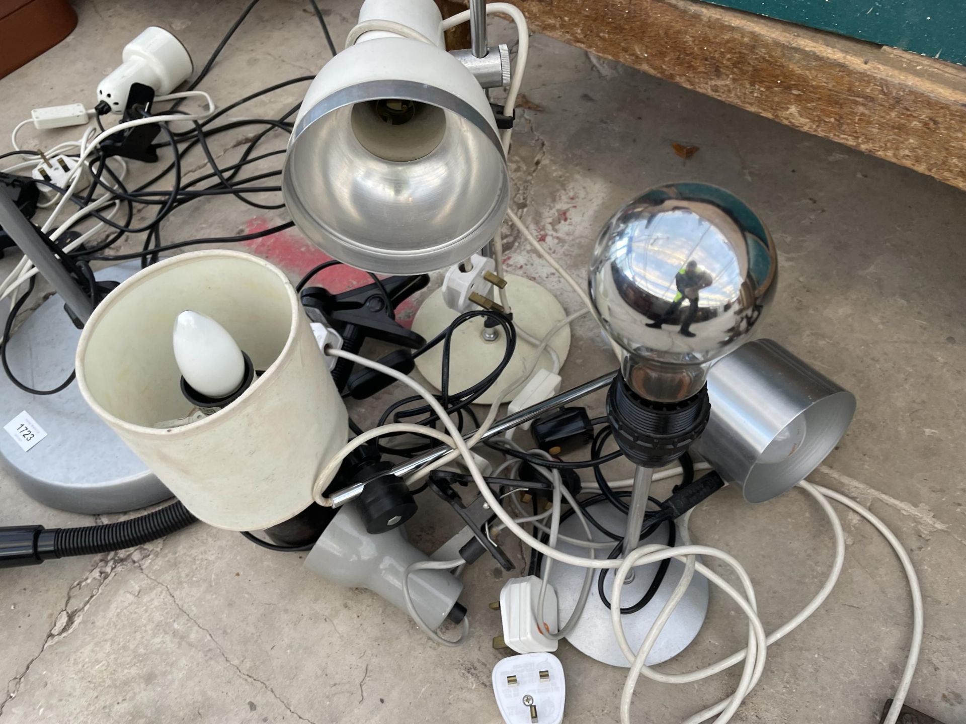 AN ASSORTMENT OF VARIOUS LAMPS - Image 3 of 4