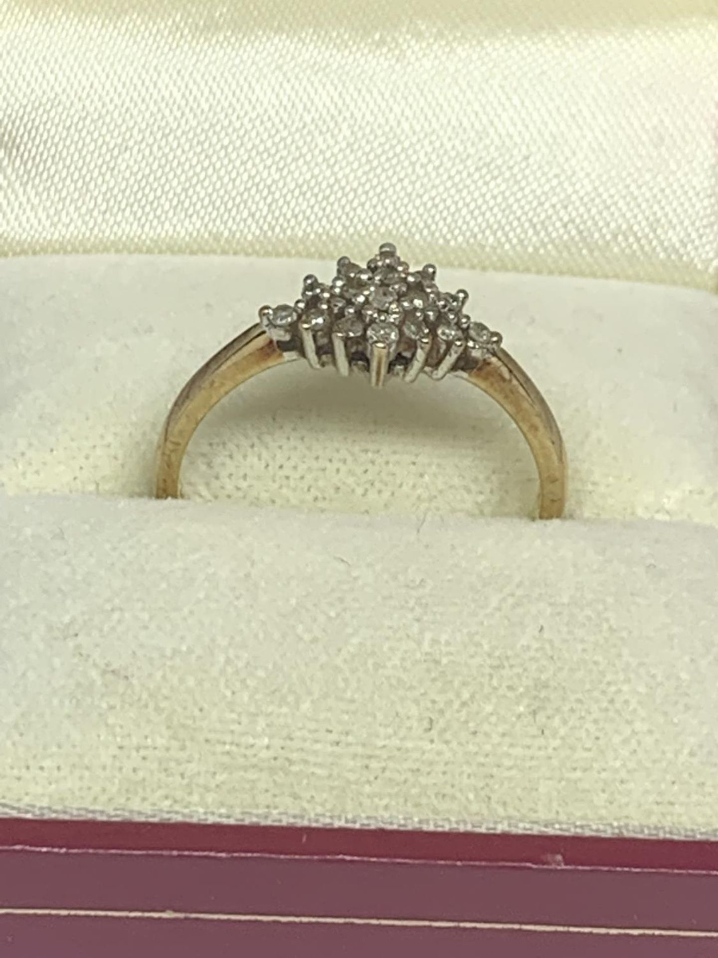A 9 CARAT GOLD RING WITH DIAMONDS IN A DIAMOND SHAPE DESIGN SIZE 0 WITH PRESENTATION BOX - Image 4 of 5