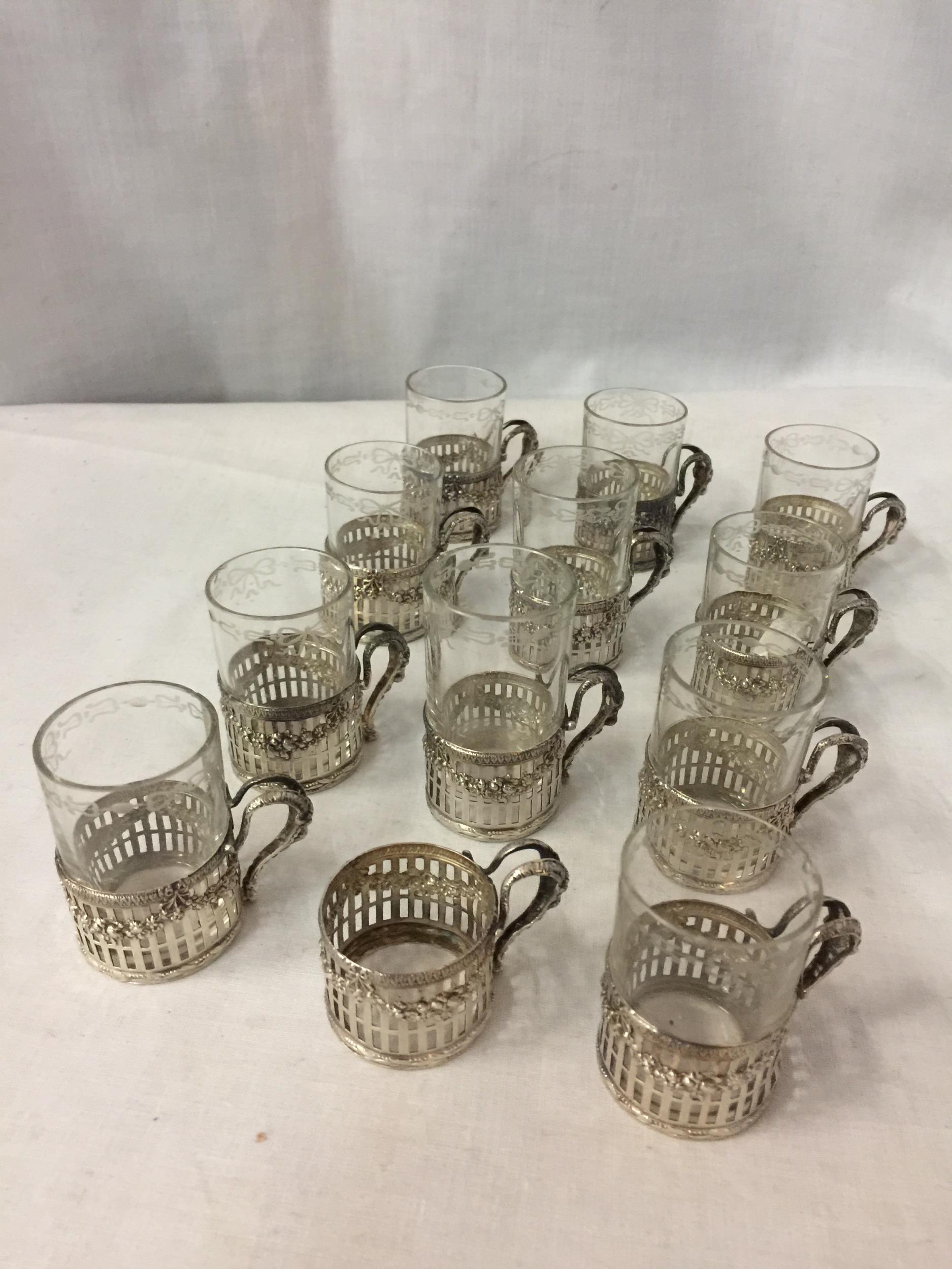 A SET OF TWELVE MARKED 925 SILVER STIRRUP CUP HOLDERS WITH GLASSES (ONE NO GLASS) - Image 2 of 4
