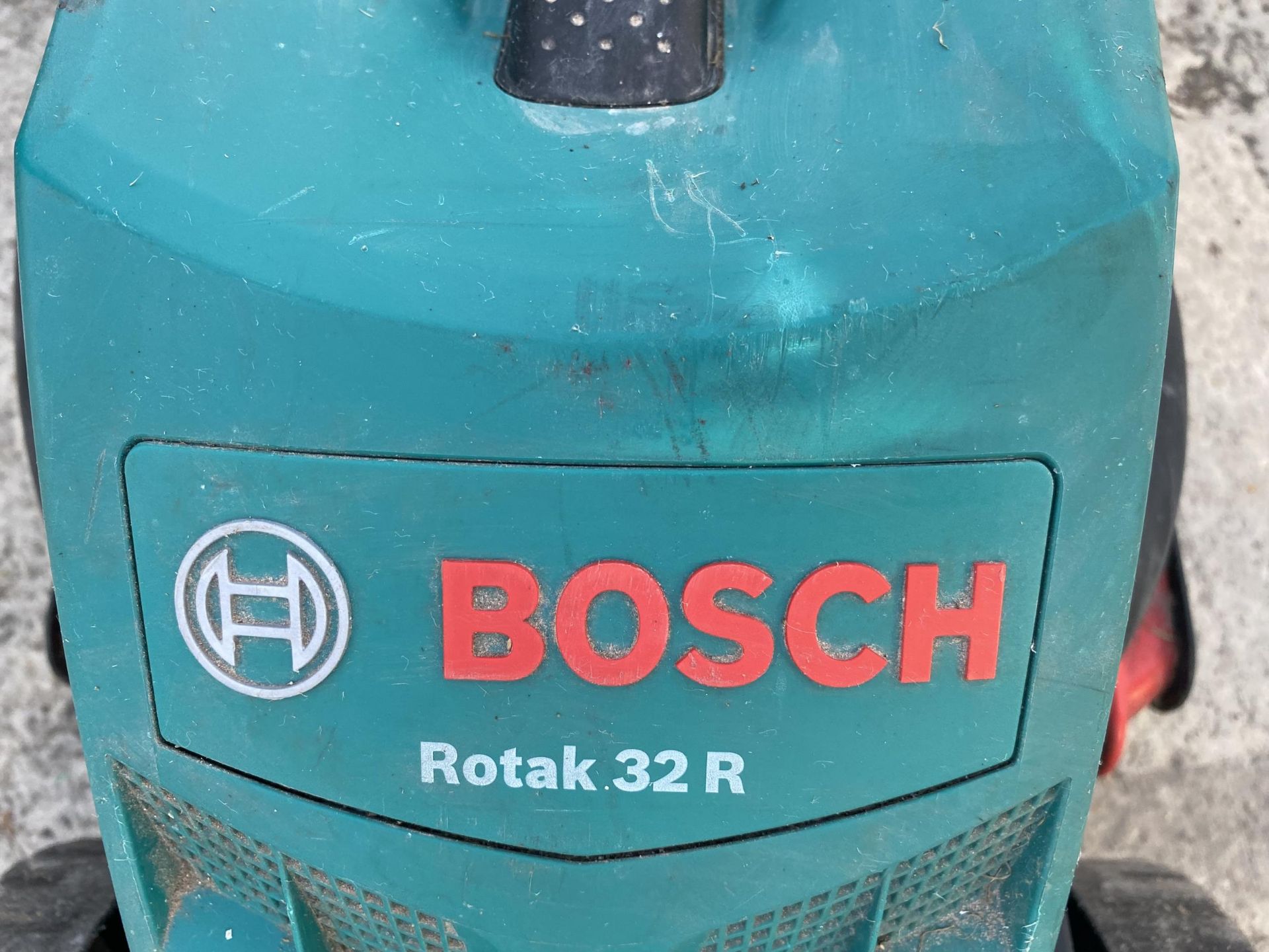 A BOSCH ROTAK 32R ELECTRIC LAWN MOWER WITH GRASS BOX IN WORKING ORDER BUT NO WARRANTY - Image 3 of 3