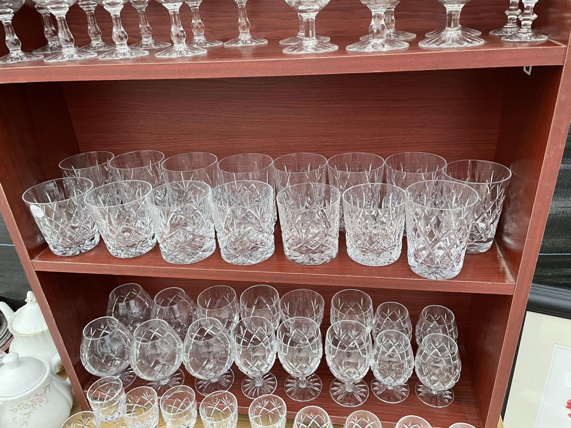 AN ASSORTMENT OF CUT GLASS WARE TO INCLUDE BRANDY BALLOONS, TUMBLERS AND SHERRY GLASSES ETC - Image 3 of 4