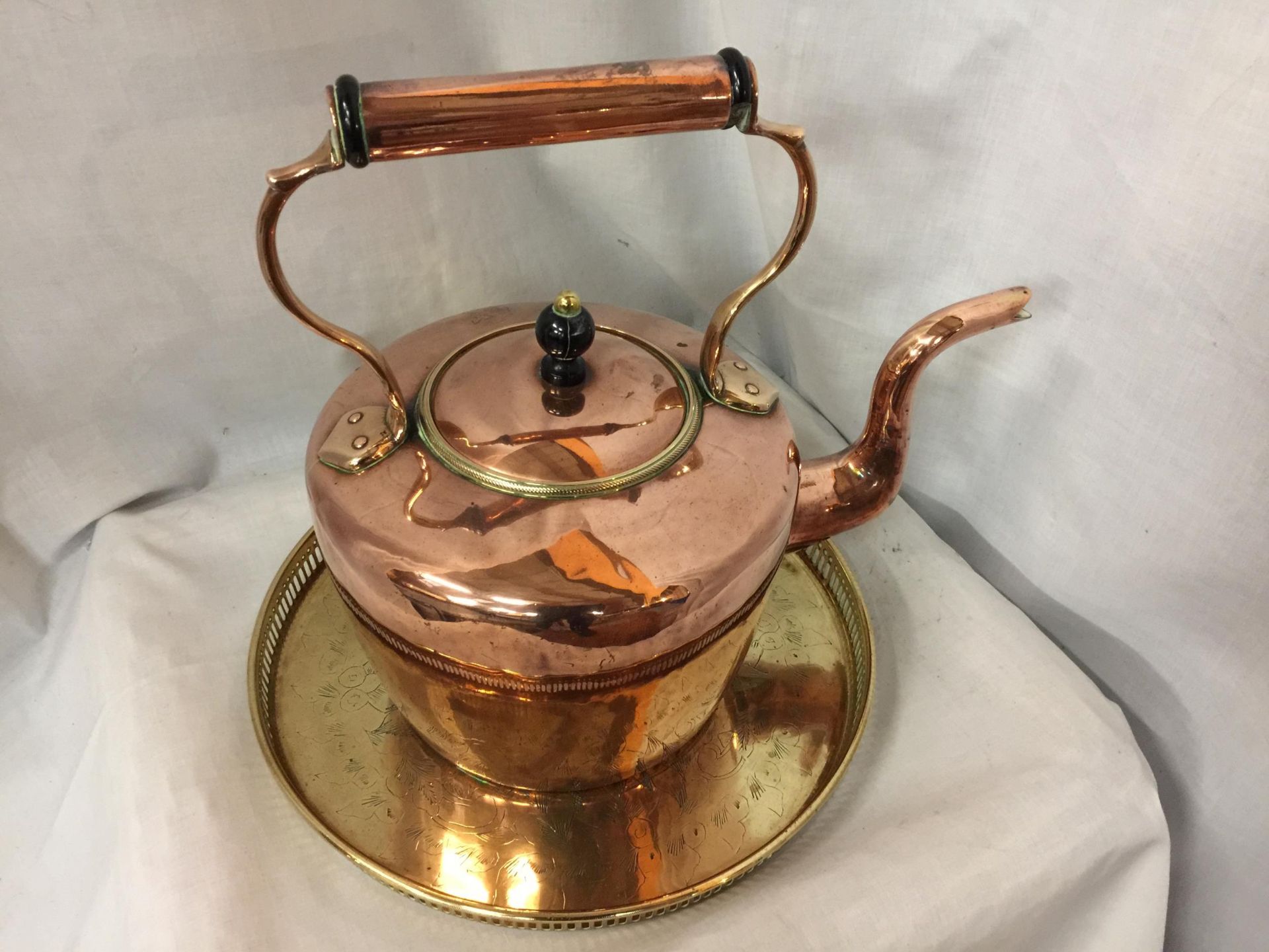 A LARGE COPPER KETTLE, HEIGHT 34CM, WIDTH 34CM TOGETHER WITH BRASS DECORATIVE TRAY DIAMETER 33CM - Image 3 of 3