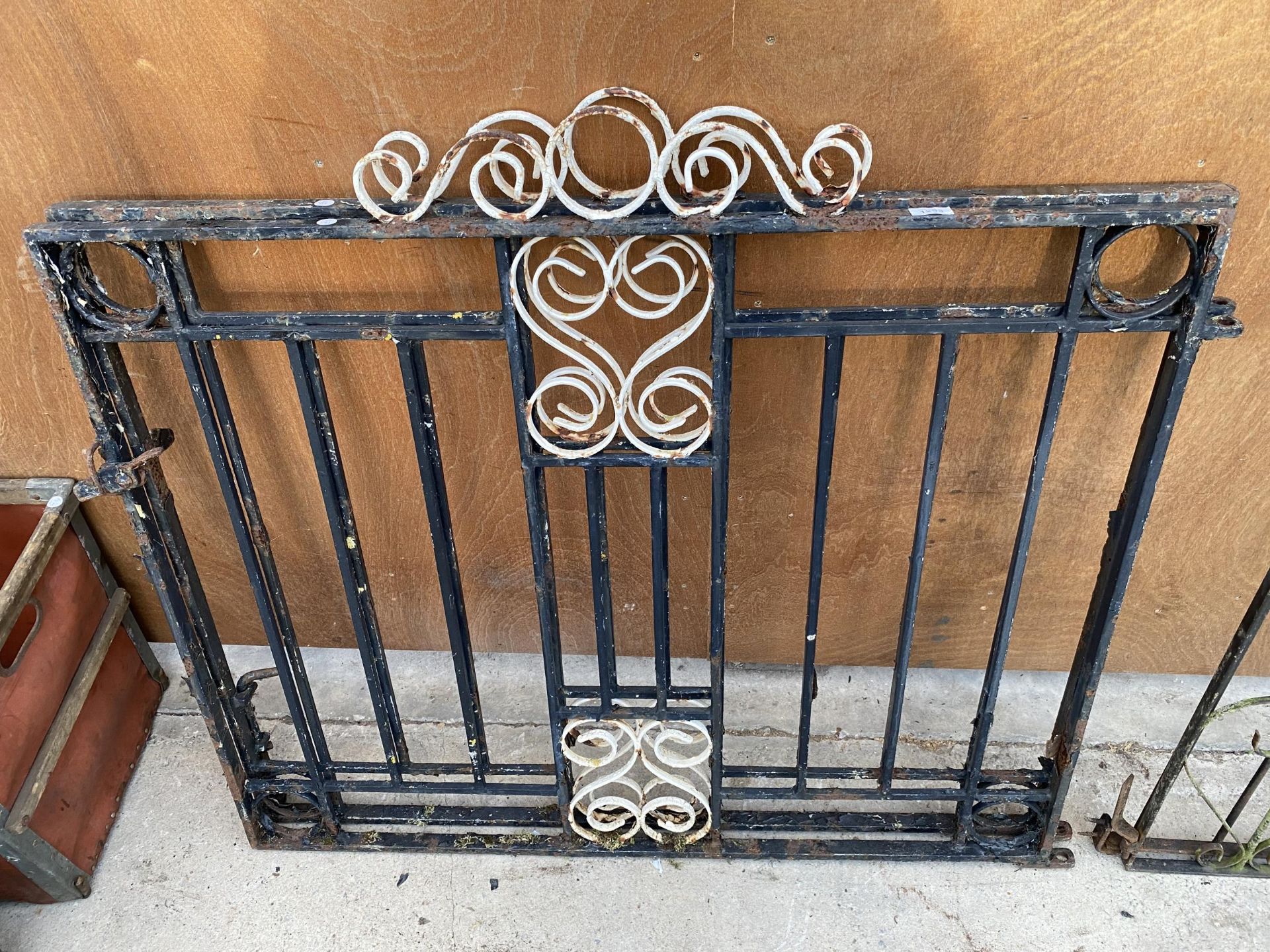 A PAIR OF DECORATIVE WROUGHT IRON GARDEN GATES (H:104CM W:119CM)