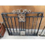 A PAIR OF DECORATIVE WROUGHT IRON GARDEN GATES (H:104CM W:119CM)