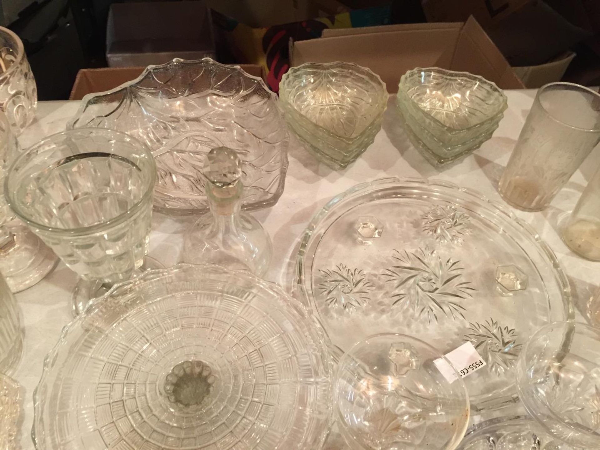 A LARGE AMOUNT OF CLEAR GLASSWARE TO INCLUDE HEART SHAPED DISHES, COMMEMORATIVE TUMBLERS, CAKE - Image 4 of 4