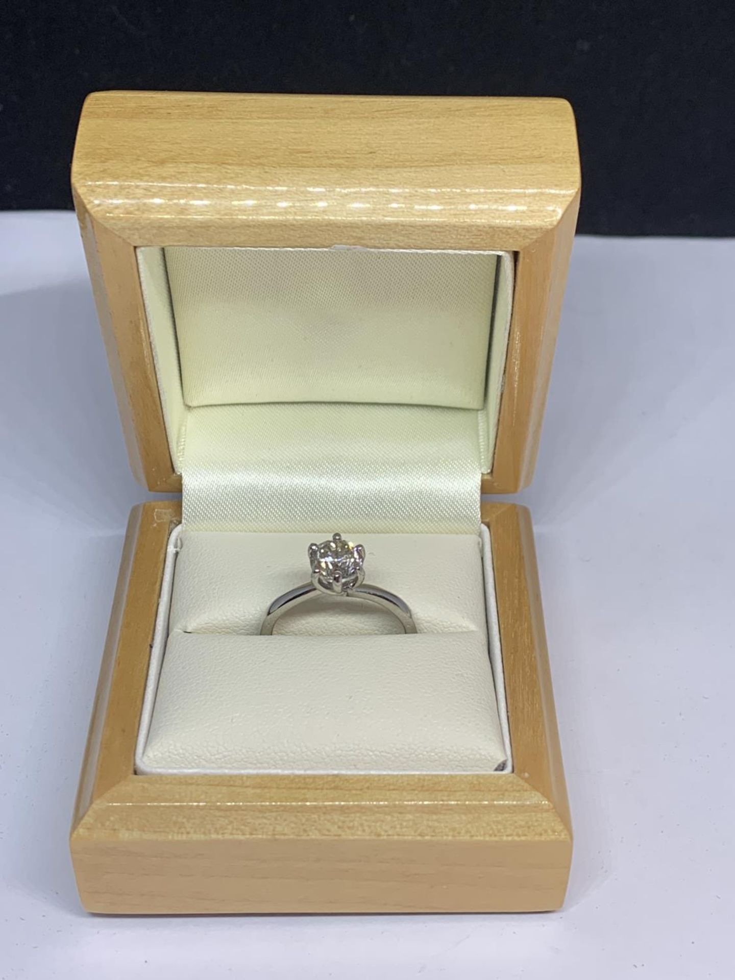 A PLATINIUM RING WITH A 1.37 CARAT SOLITAIRE DIAMOND SIZE M WITH A PRESENTATION BOX - Image 5 of 5