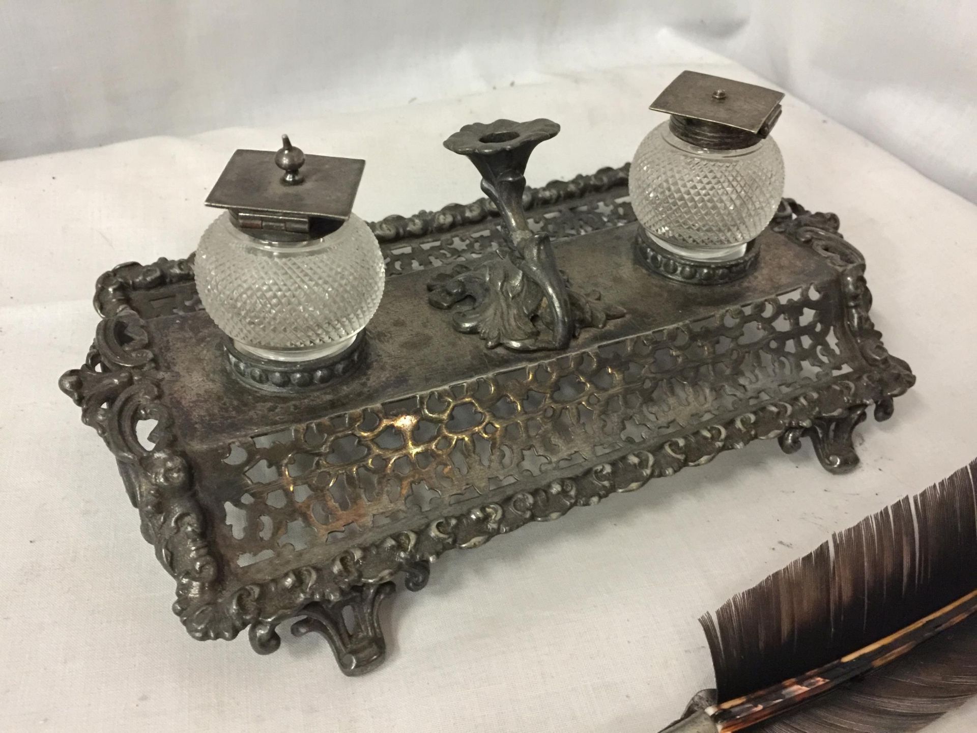 AN ORNATE FILIGREE STYLE SILVER PLATE DESK SET COMPRISING TWO GLASS INK WELLS WITH SILVER PLATE LIDS - Image 3 of 4