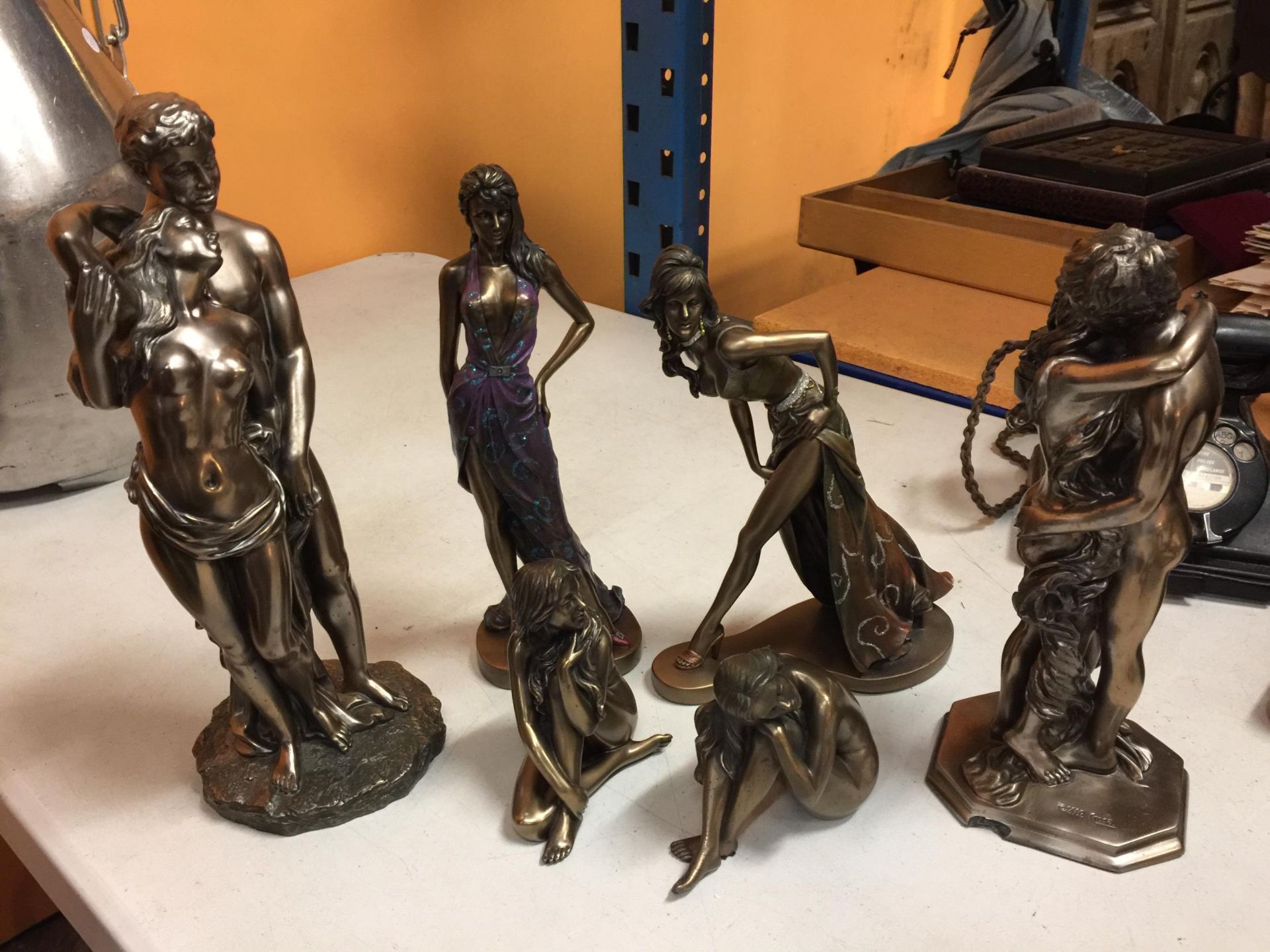 A COLLECTION OF SIX BRONZE EFFECT FIGURES TO INCLUDE TWO EMBRACING COUPLES (ONE BASE A/F), TWO