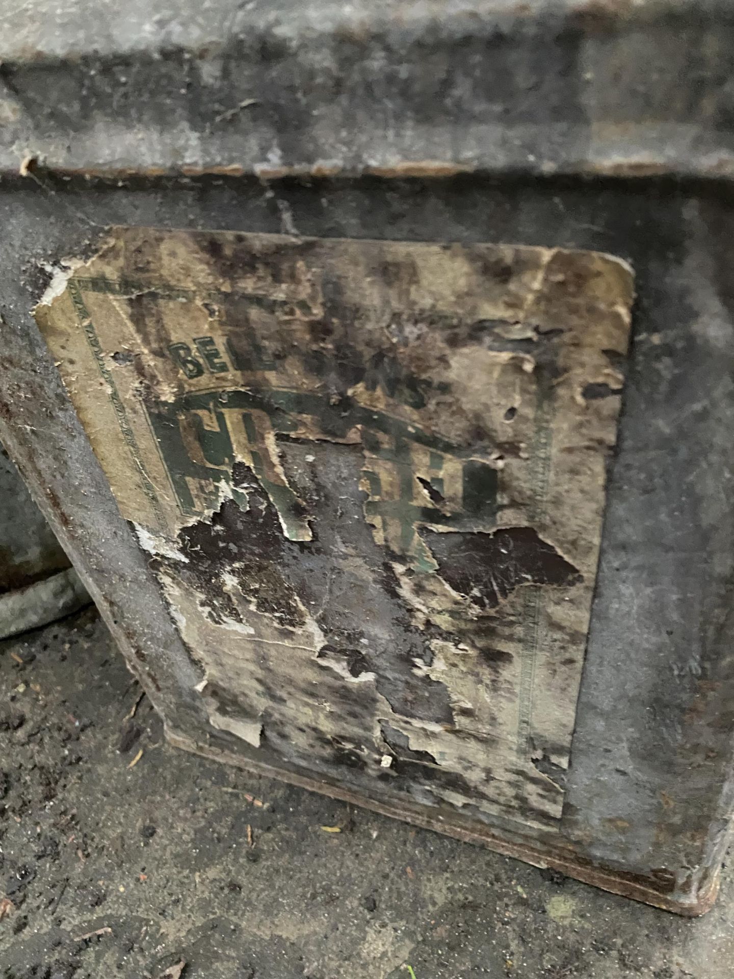 A LARGE VINTAGE FUEL DRUM AND A FURTHER GALVANISED BUCKET - Image 4 of 5