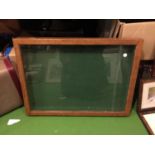 AN OAK FRAMED TABLE TOP DISPLAY CABINET WITH GREEN FELT INTERIOR