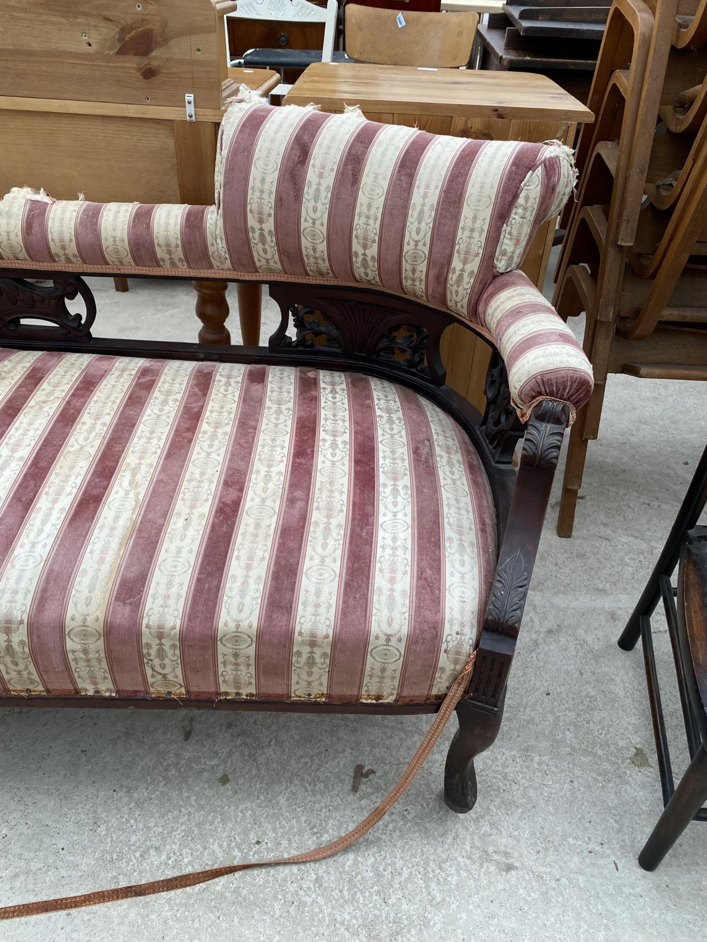 AN EDWARDIAN CHAISE LONGUE - Image 2 of 5