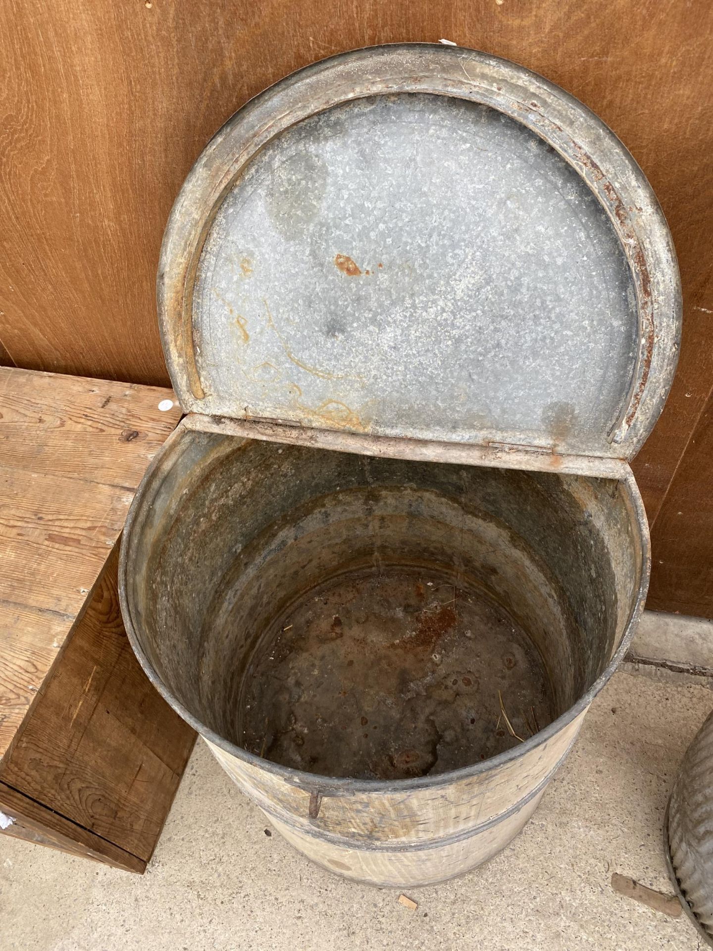 A LARGE VINTAGE GALVANISED STORAGE DRUM WITH HINGED LID - Image 3 of 3