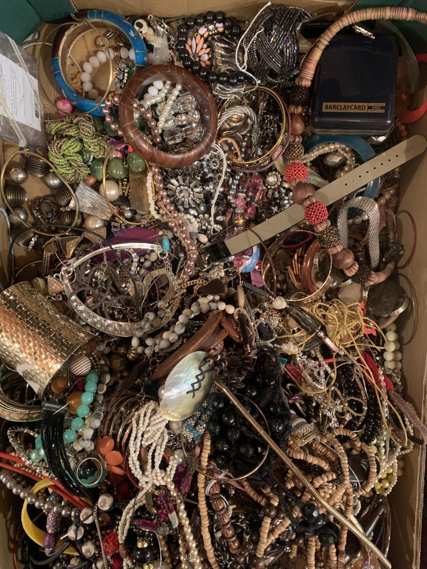 A LARGE BOX OF COSTUME JEWELLERY TO INCLUDE BANGLES, BEADS, BRACELETS, HAIR ACESORIES, ETC - Image 3 of 4