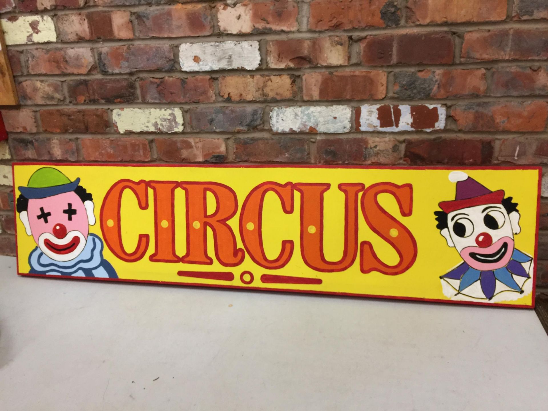 A LARGE WOODEN, HANDPAINTED, 'CIRCUS' SIGN, HEIGHT 36CM, WIDTH 152CM