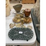 AN ASSORTMENT OF ITEMS TO INCLUDE A TRIVET STAND, A COPPER LIDDED JAR AND VARIOUS BRASS ITEMS ETC