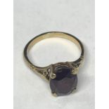 A 22 CARAT GOLD RING WITH A GARNET SIZE K/L
