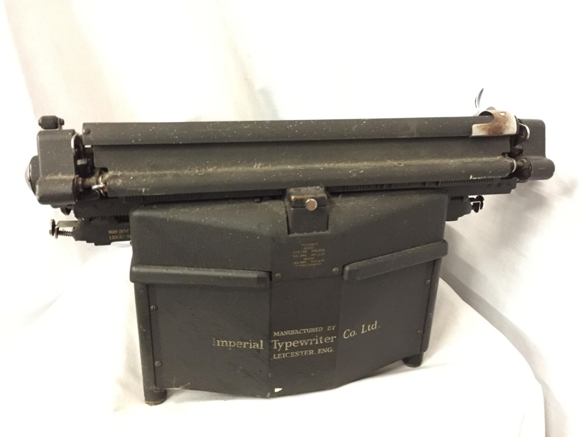 A VINTAGE 'IMPERIAL MODEL 60' TYPEWRITER - Image 5 of 6