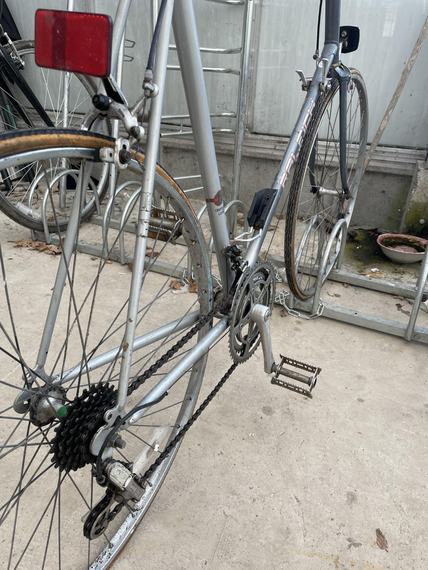 A GENTS RALEIGH PULSAR ROAD BIKE WITH 10 SPEED GEAR SYSTEM - Image 2 of 3