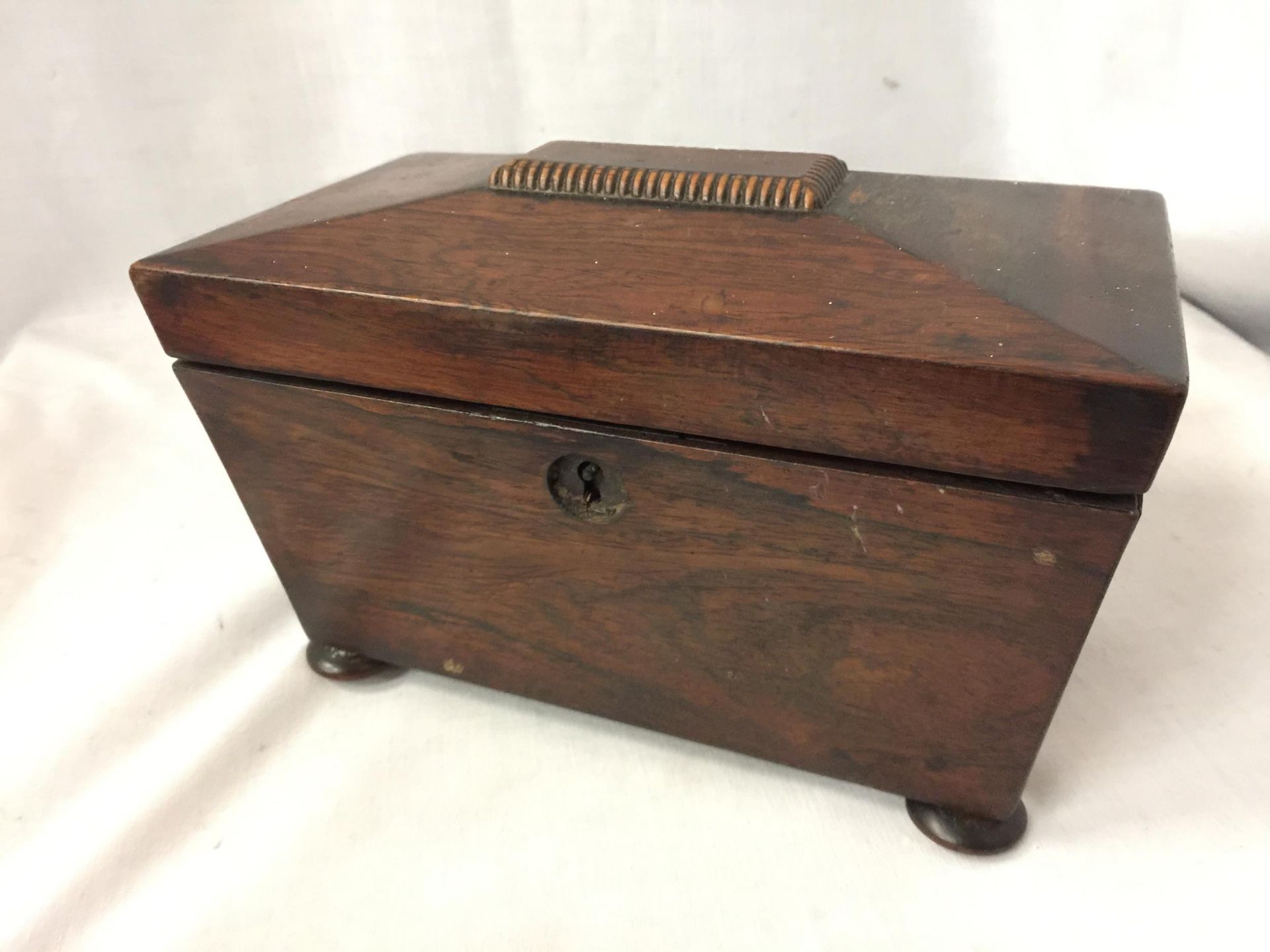 A VINTAGE HINGE LIDDED WOODEN CIGARETTE/ TOBACCO BOX WITH TWO INNER LIDDED SECTIONAL COMPARTMENTS,