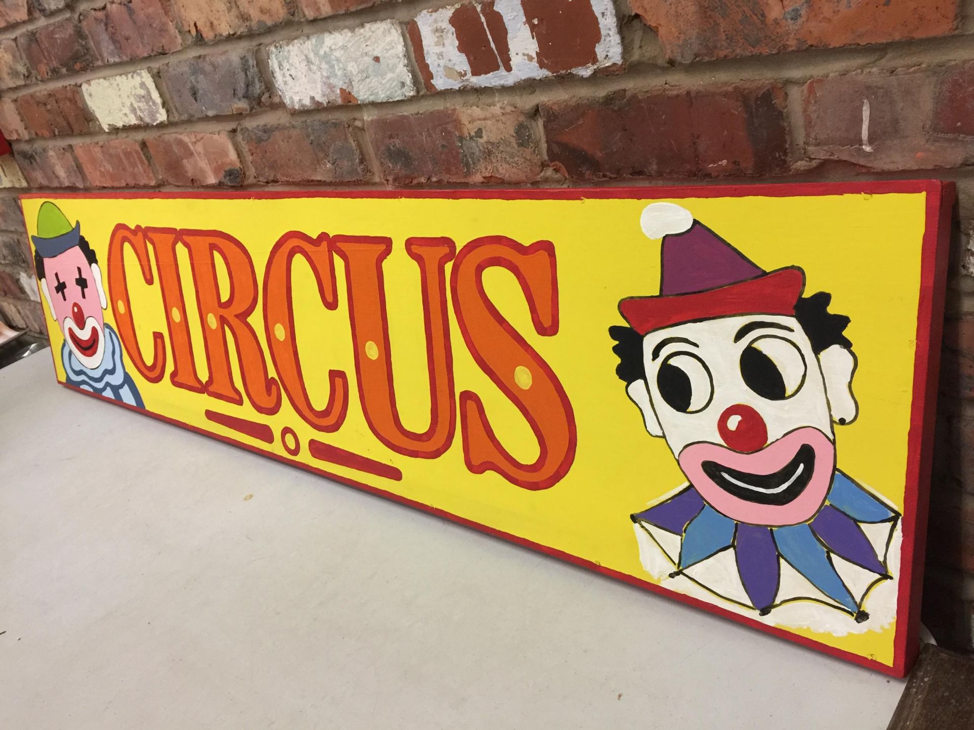 A LARGE WOODEN, HANDPAINTED, 'CIRCUS' SIGN, HEIGHT 36CM, WIDTH 152CM - Image 2 of 3