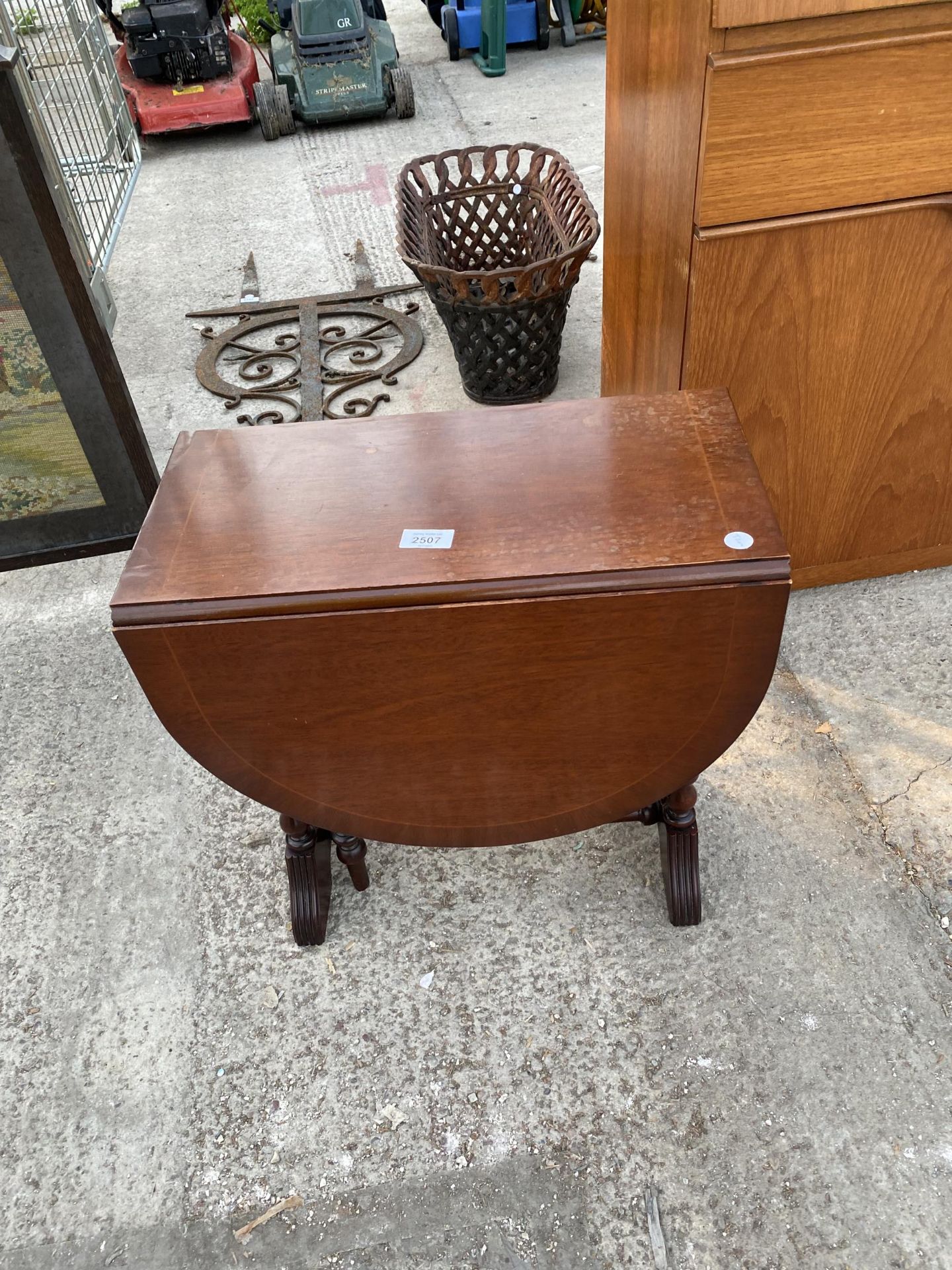 A MODERN MAHOGANY AND INLAID OCCASIONAL TABLE