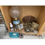 AN ASSORTMENT OF ITEMS TO INCLUDE TWO OIL LAMPS, A CERAMIC TRINKET DISH AND AN ASSORTMENT OF BRASS