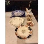 A NUMBER OF CERAMIC CABINET PLATES TO INCLUDE A SPODE CORONATION COMEMORATIVE PLATE