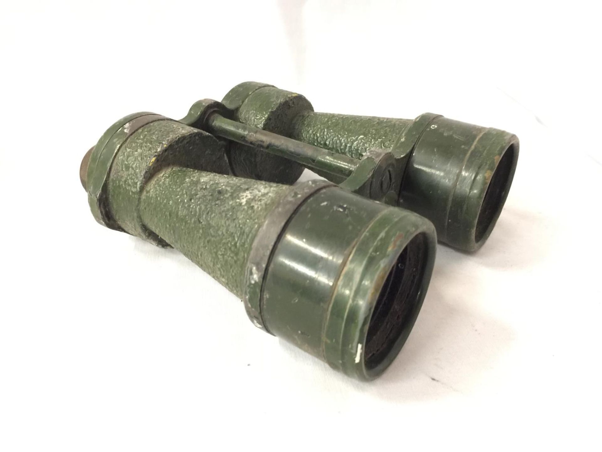 A PAIR OF GREEN PAINTED BINO PRISM MILITARY BINOCULARS - Image 2 of 5