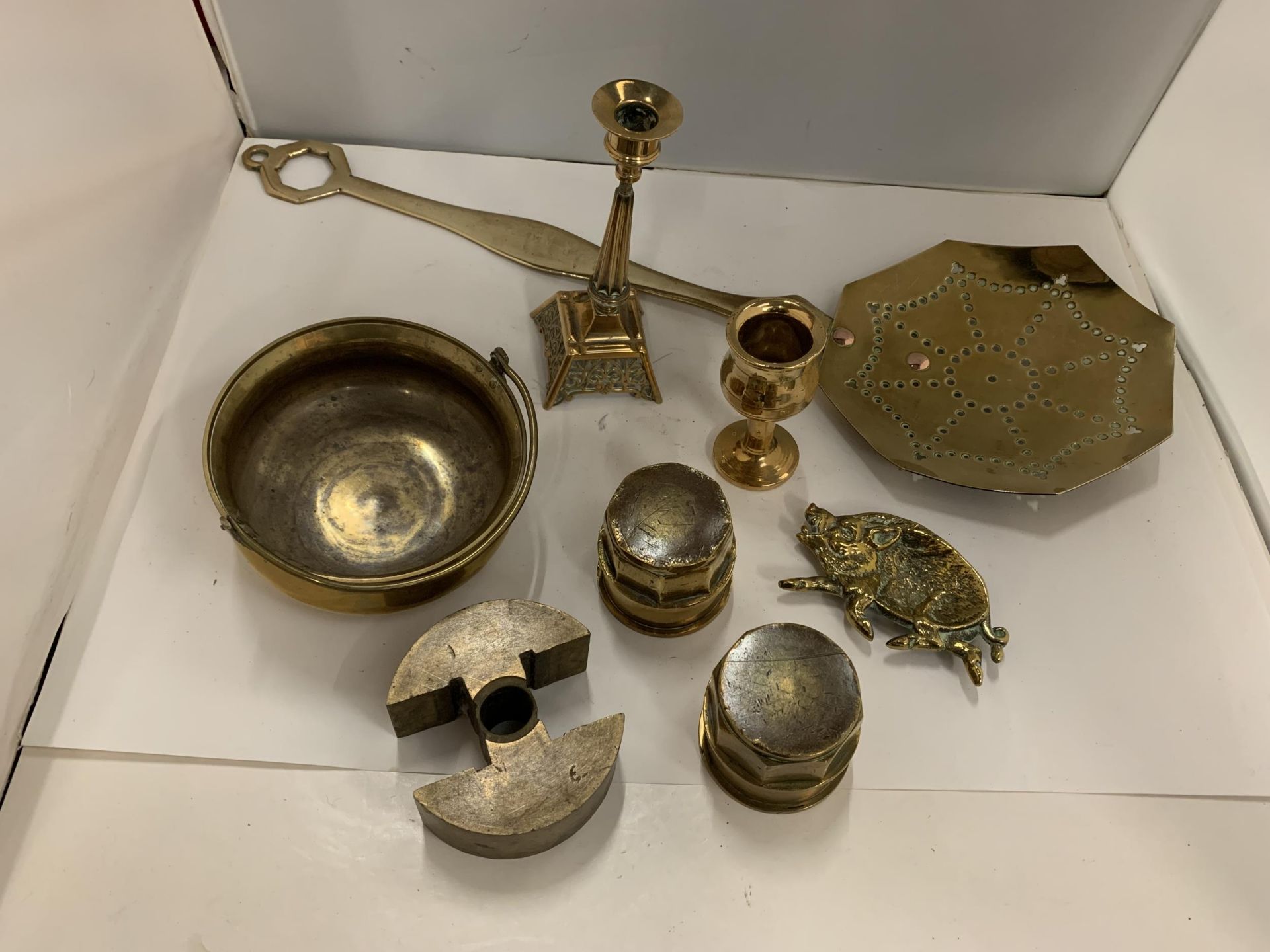 AN AMOUNT OF BRASS ITEMS TO INCLUDE A SKILLET, CANDLESTICK, ETC - Image 2 of 3