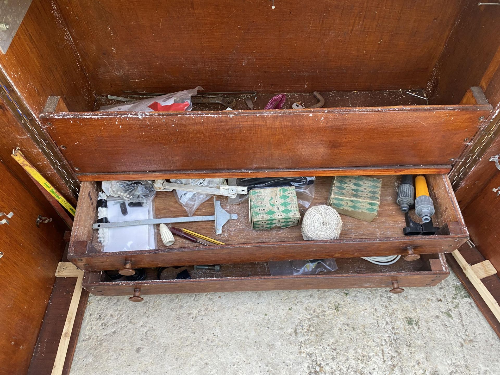 A LARGE VINTAGE WOODEN JOINERS CHEST WITH AN ASSORTMENT OF TOOLS - Image 2 of 3