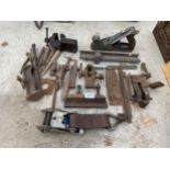 AN ASSORTMENT OF VINTAGE TOOLS TO INCLUDE THREE BENCH VICES AND A STANLEY WOOD PLANE ETC