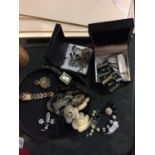 A MIXED COLLECTION OF COSTUME JEWELLERY AND WATCHES TO INCLUDE A MONET WATCH, NECKLACES, BROOCHES,