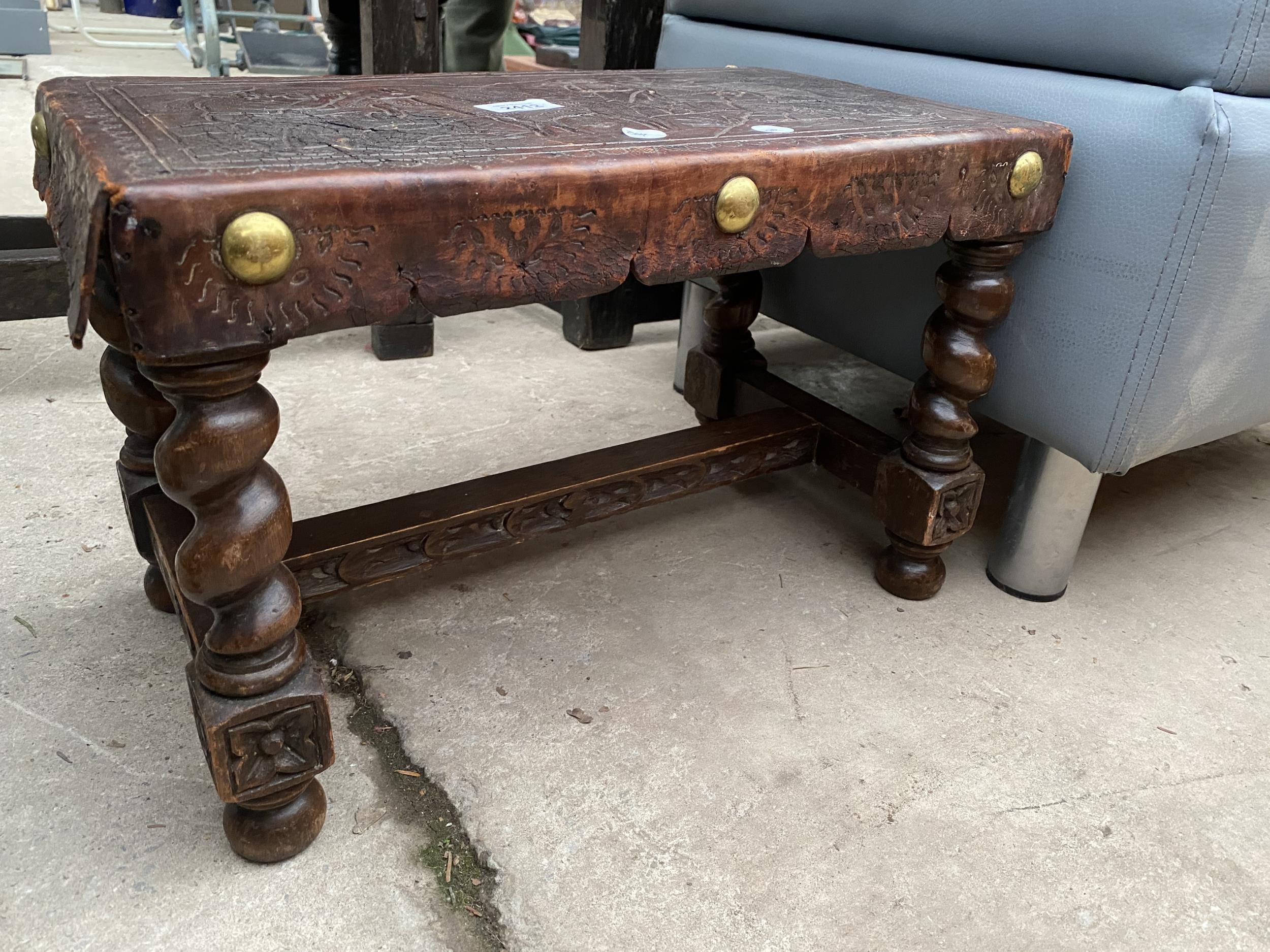 AN EARLY 20TH CENTURY OAK STOOL WITH LEATHER TOP AND BARLEYTWIST LEGS - Image 2 of 3