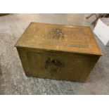 A BRASS COAL CHEST WITH EMBOSSED DECORATION; WIDTH 59CM, HEIGHT 38CM, DEPTH 39CM