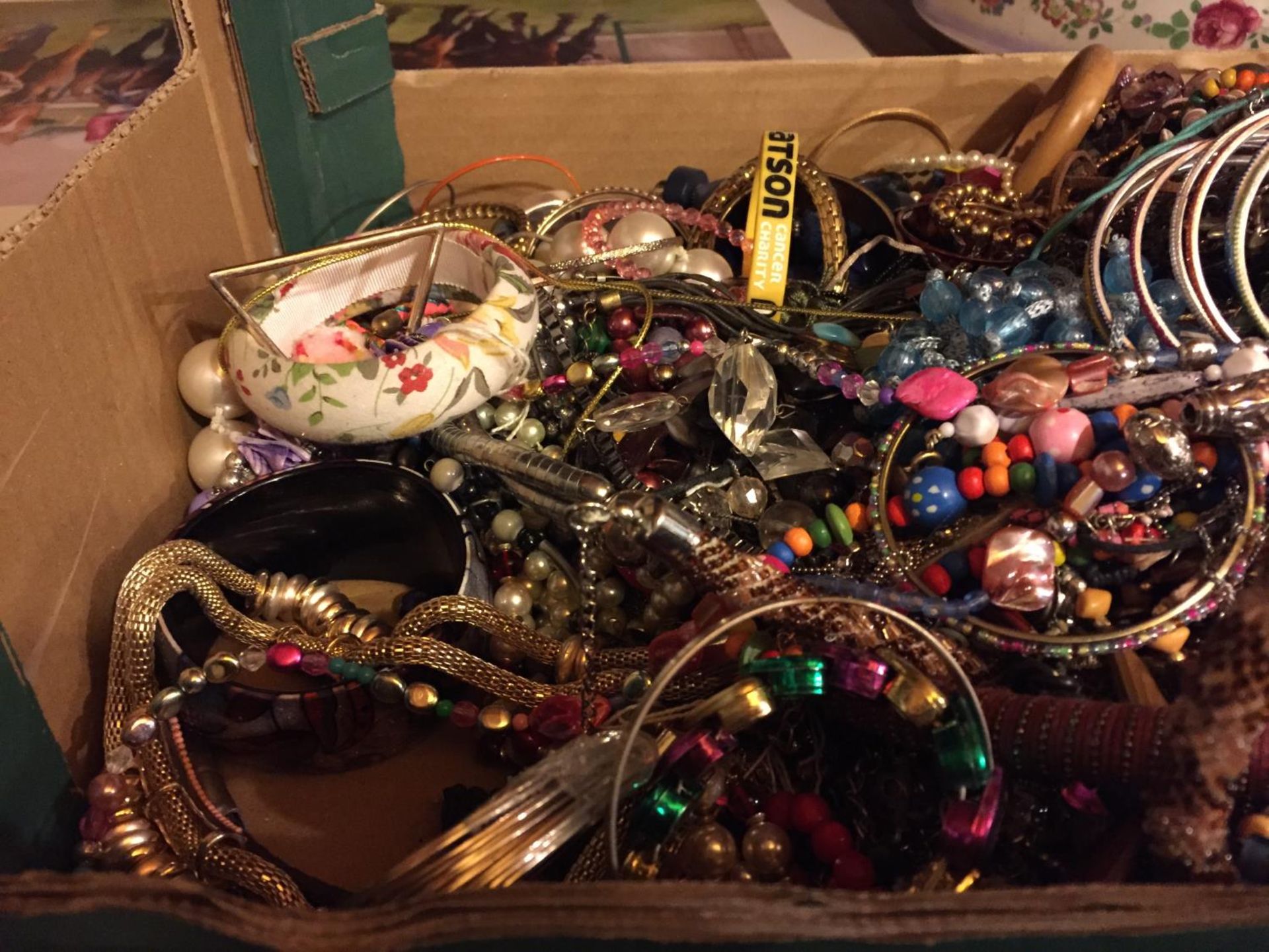 A LARGE QUANTITY OF COSTUME JEWELLERY TO INCLUDE BEADED NECKLACES AND BANGLES ETC - Image 5 of 5