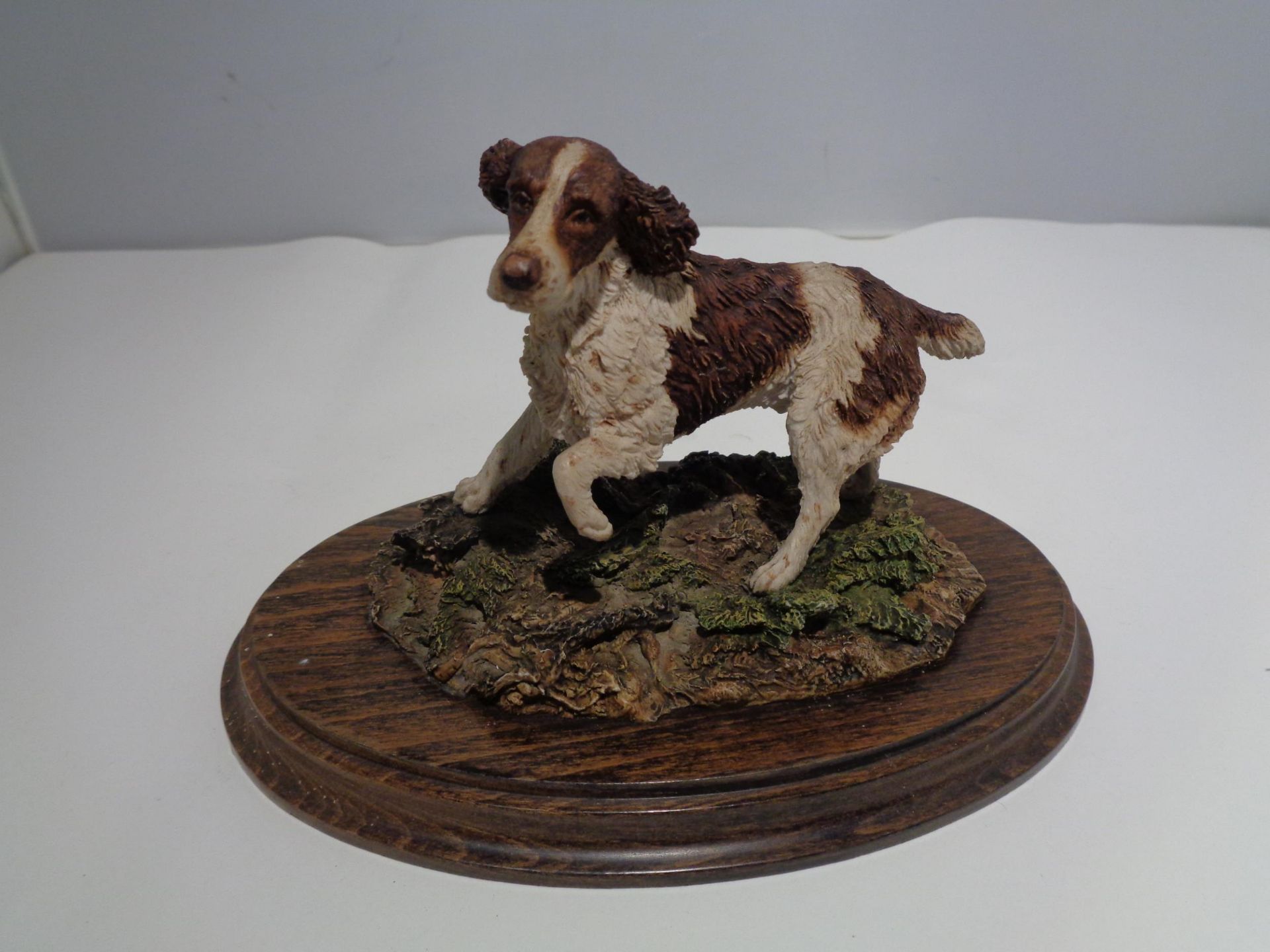 A COUNTRY ARTISTS SPANIEL FIGURE ON A WOODEN BASE - Image 2 of 4