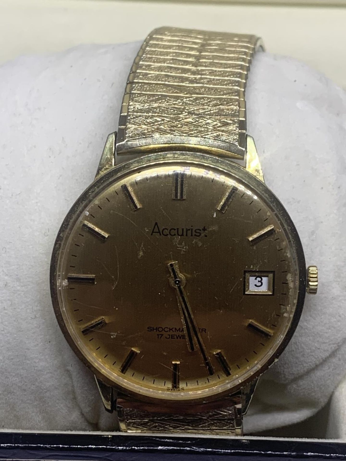 A VINTAGE ACCURIST WRIST WATCH IN A PRESENTATION BOX - Image 2 of 3