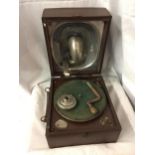A VINTAGE RETRO DECCA WIND UP GRAMOPHONE MADE IN ENGLAND