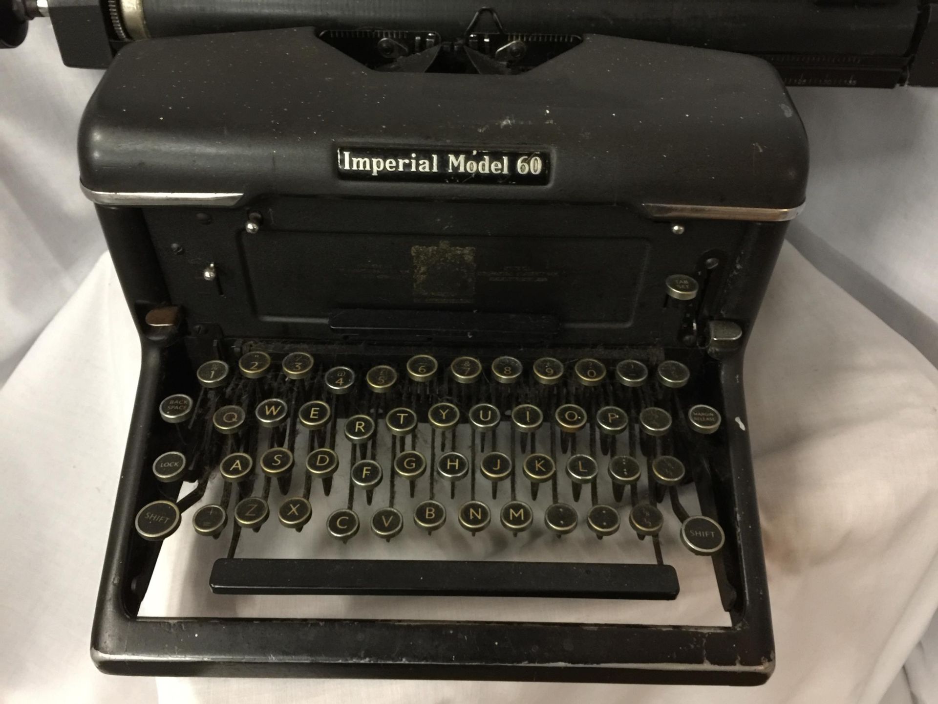 A VINTAGE 'IMPERIAL MODEL 60' TYPEWRITER - Image 2 of 6